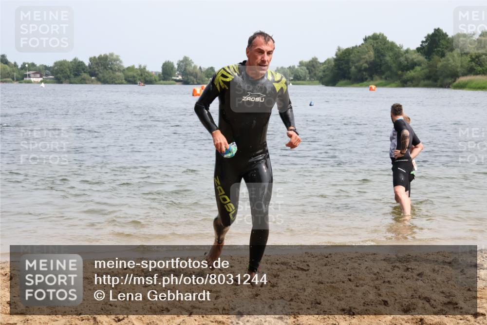 15.06.2025 - 27. Vierlanden-Triathlon Lena Gebhardt http://msf.ph/oto/8031244 15.06.2025 11:09:55 Schwimmen 745, 784, 786 meine-sportfotos.de