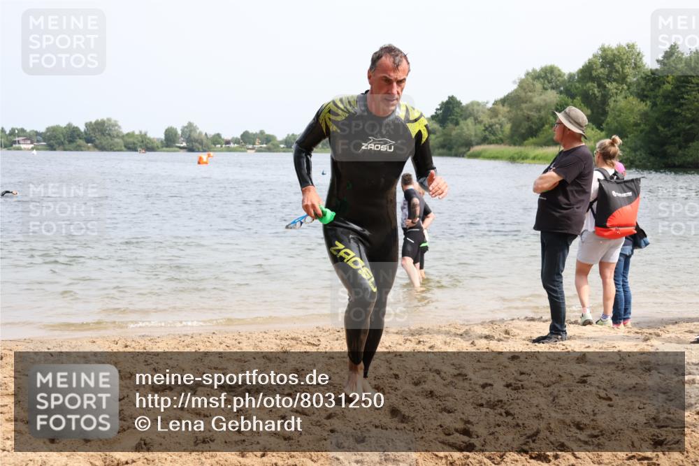 15.06.2025 - 27. Vierlanden-Triathlon Lena Gebhardt http://msf.ph/oto/8031250 15.06.2025 11:09:55 Schwimmen 745, 784, 786 meine-sportfotos.de