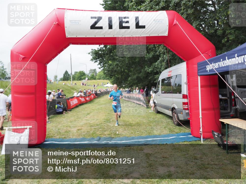 21.06.2025 - 27. Vierlanden-Triathlon MichiJ http://msf.ph/oto/8031251 15.06.2026 12:44:08 Ziel 14 meine-sportfotos.de