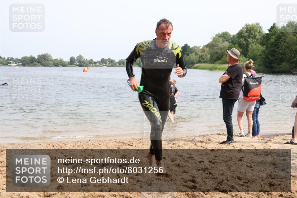 15.06.2025 - 27. Vierlanden-Triathlon Lena Gebhardt http://msf.ph/oto/8031256 15.06.2025 11:09:55 Schwimmen 745, 784, 786 meine-sportfotos.de