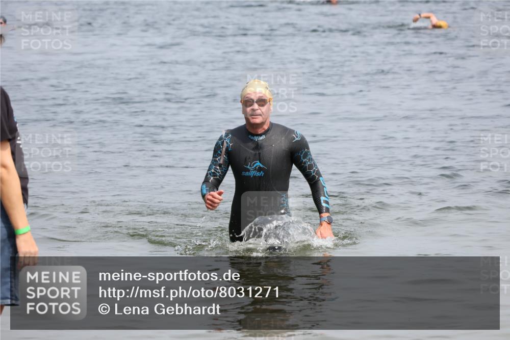15.06.2025 - 27. Vierlanden-Triathlon Lena Gebhardt http://msf.ph/oto/8031271 15.06.2025 11:10:02 Schwimmen 784, 786, 789 meine-sportfotos.de