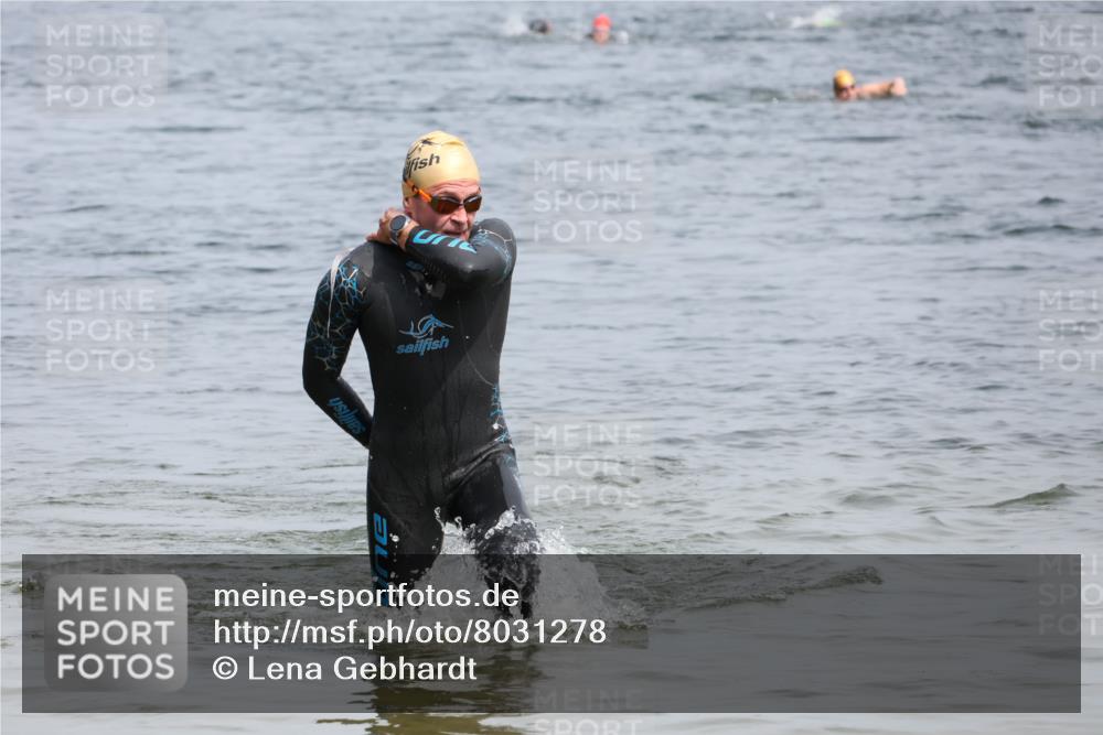 15.06.2025 - 27. Vierlanden-Triathlon Lena Gebhardt http://msf.ph/oto/8031278 15.06.2025 11:10:03 Schwimmen 786, 789 meine-sportfotos.de