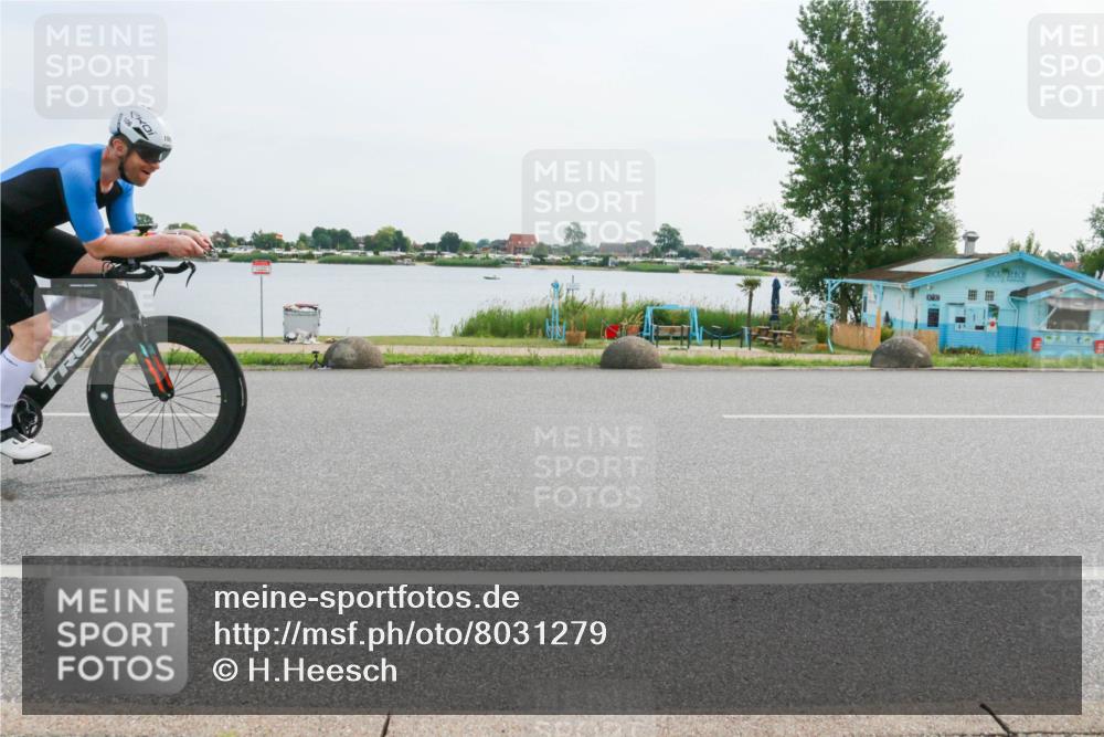 15.06.2025 - 27. Vierlanden-Triathlon H.Heesch http://msf.ph/oto/8031279 15.06.2025 10:35:40 Radfahren 106, 127, 239 meine-sportfotos.de