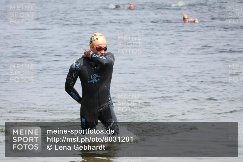 15.06.2025 - 27. Vierlanden-Triathlon Lena Gebhardt http://msf.ph/oto/8031281 15.06.2025 11:10:03 Schwimmen 786, 789 meine-sportfotos.de