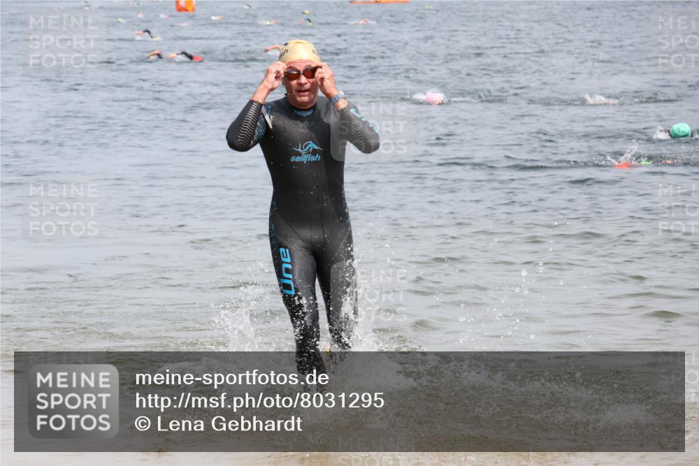 15.06.2025 - 27. Vierlanden-Triathlon Lena Gebhardt http://msf.ph/oto/8031295 15.06.2025 11:10:06 Schwimmen 789 meine-sportfotos.de