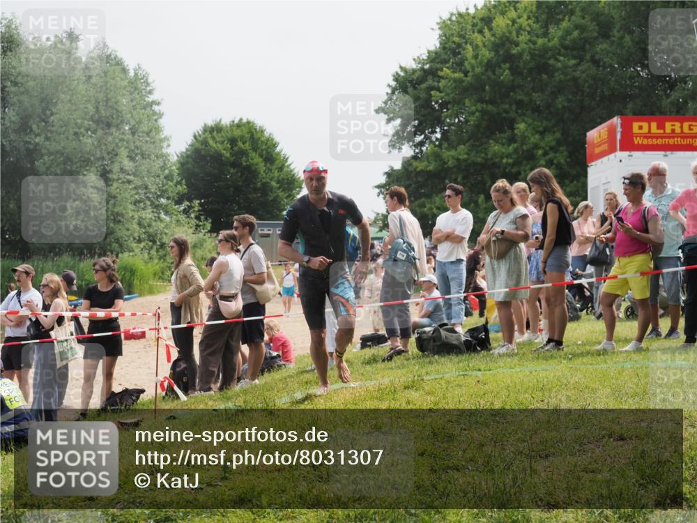 15.06.2025 - 27. Vierlanden-Triathlon KatJ http://msf.ph/oto/8031307 15.06.2025 11:09:22 Schwimmen 776, 829, 846 meine-sportfotos.de