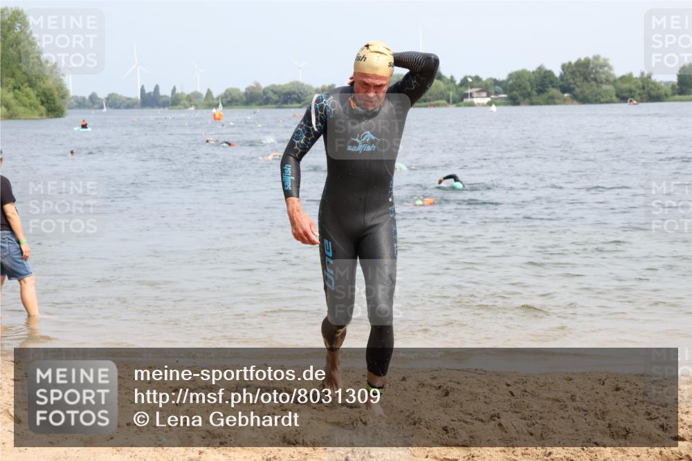 15.06.2025 - 27. Vierlanden-Triathlon Lena Gebhardt http://msf.ph/oto/8031309 15.06.2025 11:10:09 Schwimmen 789 meine-sportfotos.de