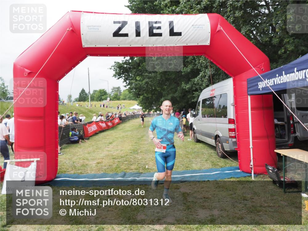 21.06.2025 - 27. Vierlanden-Triathlon MichiJ http://msf.ph/oto/8031312 15.06.2026 12:44:09 Ziel 14 meine-sportfotos.de