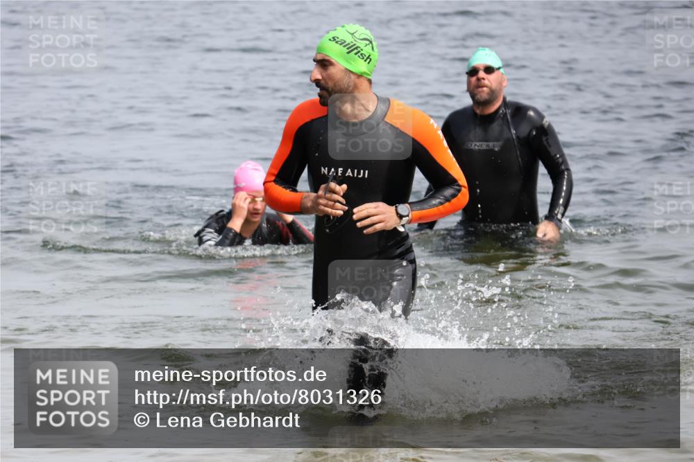 15.06.2025 - 27. Vierlanden-Triathlon Lena Gebhardt http://msf.ph/oto/8031326 15.06.2025 11:10:27 Schwimmen 772, 953 meine-sportfotos.de
