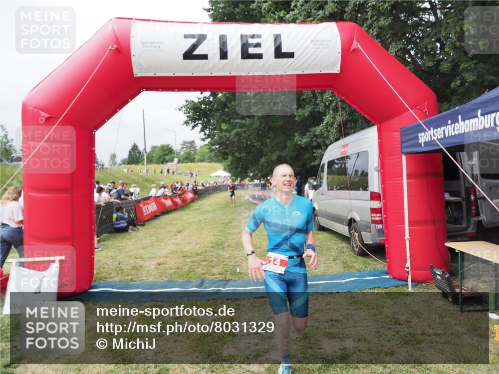21.06.2025 - 27. Vierlanden-Triathlon MichiJ http://msf.ph/oto/8031329 15.06.2026 12:44:09 Ziel 14 meine-sportfotos.de