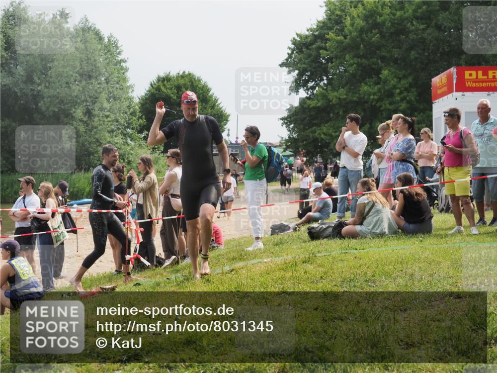 15.06.2025 - 27. Vierlanden-Triathlon KatJ http://msf.ph/oto/8031345 15.06.2025 11:09:37 Schwimmen 783, 856 meine-sportfotos.de