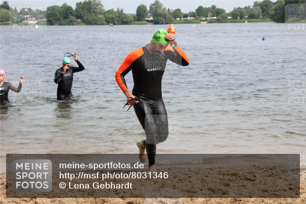 15.06.2025 - 27. Vierlanden-Triathlon Lena Gebhardt http://msf.ph/oto/8031346 15.06.2025 11:10:30 Schwimmen 772, 953 meine-sportfotos.de