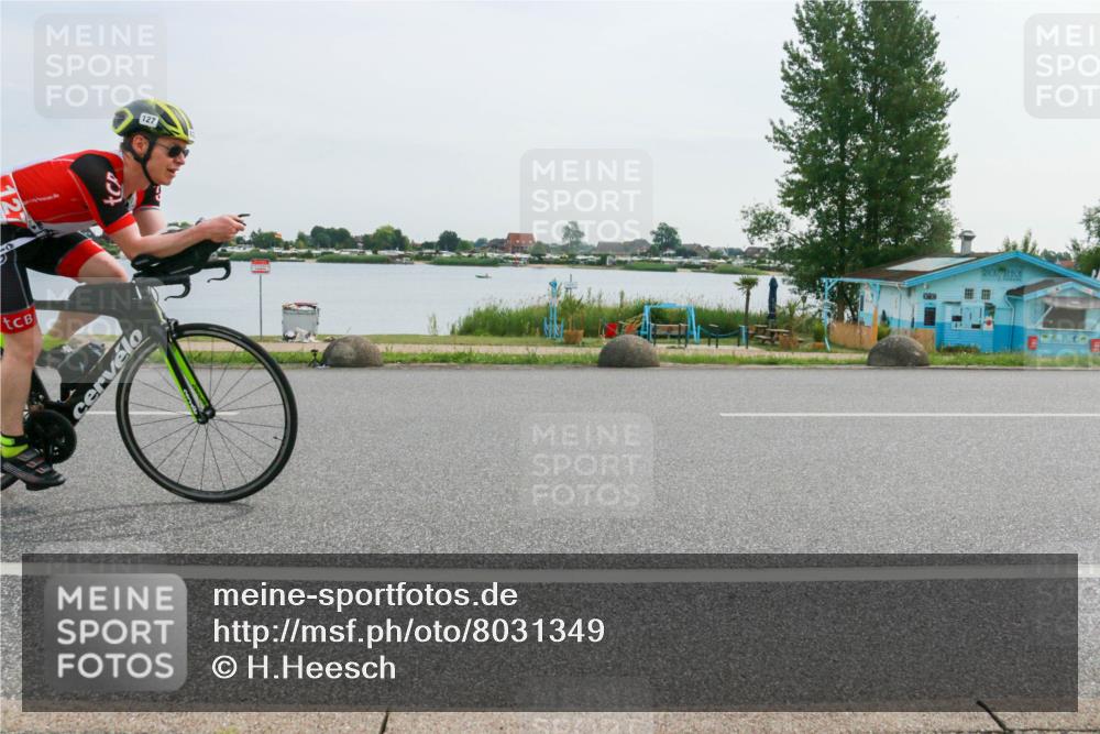 15.06.2025 - 27. Vierlanden-Triathlon H.Heesch http://msf.ph/oto/8031349 15.06.2025 10:35:43 Radfahren 21, 106, 127, 134, 239 meine-sportfotos.de