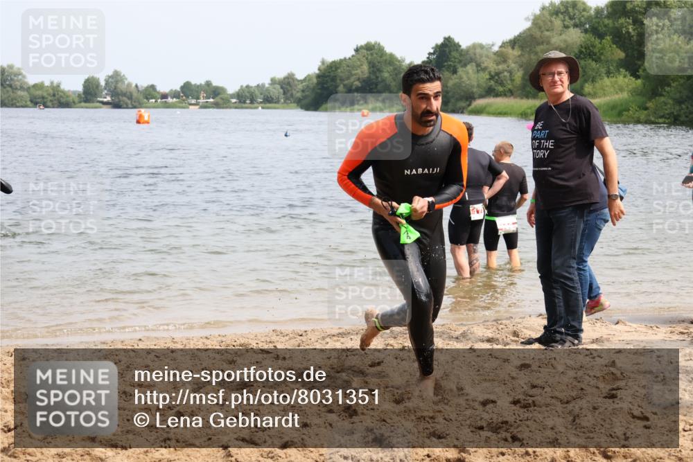 15.06.2025 - 27. Vierlanden-Triathlon Lena Gebhardt http://msf.ph/oto/8031351 15.06.2025 11:10:31 Schwimmen 772, 953 meine-sportfotos.de