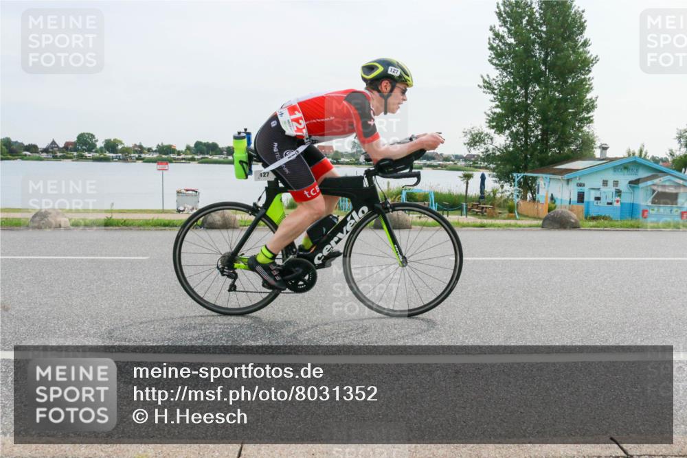 15.06.2025 - 27. Vierlanden-Triathlon H.Heesch http://msf.ph/oto/8031352 15.06.2025 10:35:43 Radfahren 21, 106, 127, 134, 239 meine-sportfotos.de