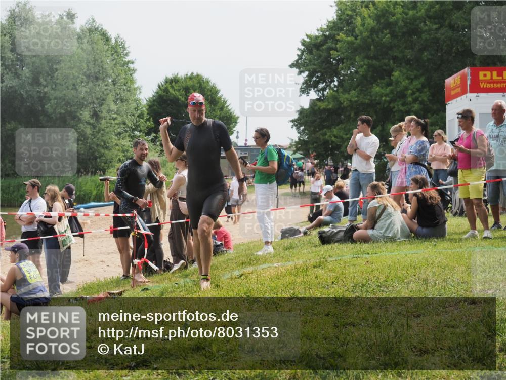 15.06.2025 - 27. Vierlanden-Triathlon KatJ http://msf.ph/oto/8031353 15.06.2025 11:09:38 Schwimmen 783, 856 meine-sportfotos.de