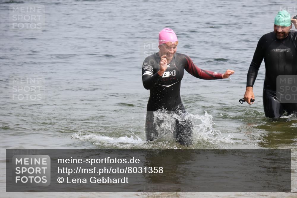 15.06.2025 - 27. Vierlanden-Triathlon Lena Gebhardt http://msf.ph/oto/8031358 15.06.2025 11:10:33 Schwimmen 772, 953 meine-sportfotos.de