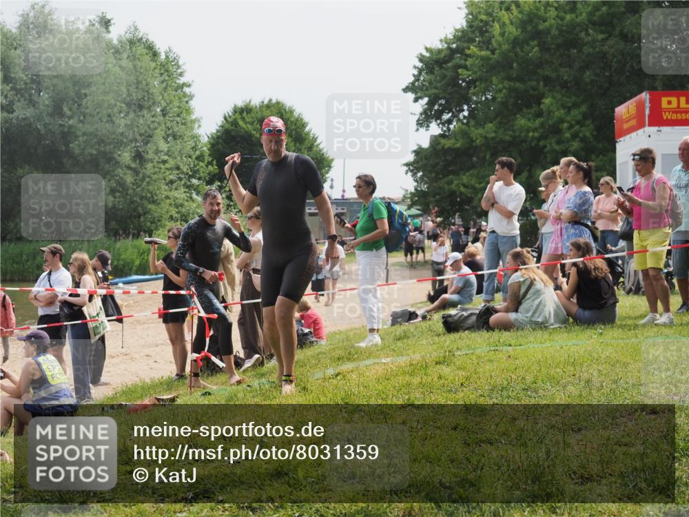 15.06.2025 - 27. Vierlanden-Triathlon KatJ http://msf.ph/oto/8031359 15.06.2025 11:09:38 Schwimmen 783, 856 meine-sportfotos.de