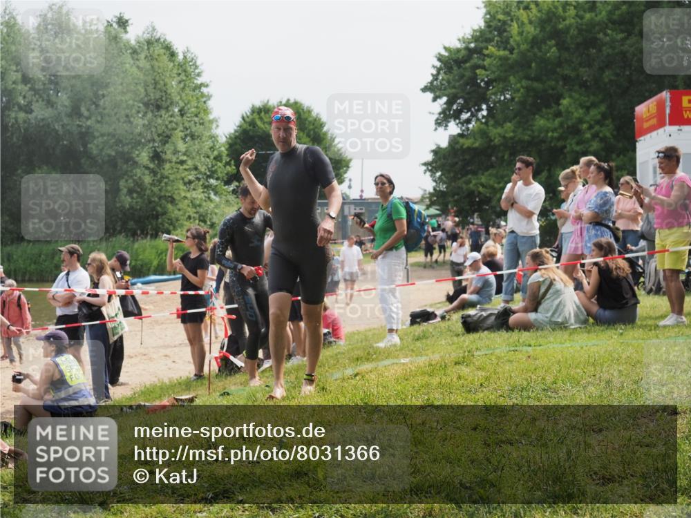 15.06.2025 - 27. Vierlanden-Triathlon KatJ http://msf.ph/oto/8031366 15.06.2025 11:09:38 Schwimmen 783, 856 meine-sportfotos.de