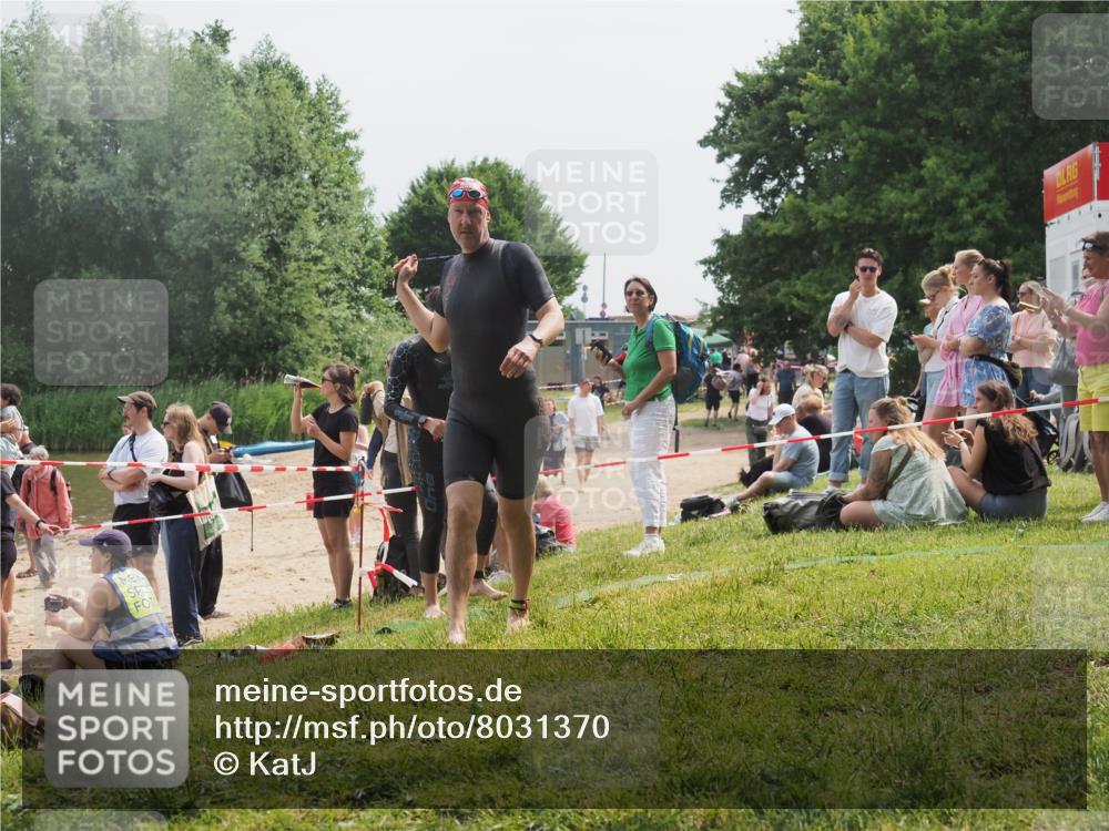 15.06.2025 - 27. Vierlanden-Triathlon KatJ http://msf.ph/oto/8031370 15.06.2025 11:09:38 Schwimmen 783, 856 meine-sportfotos.de