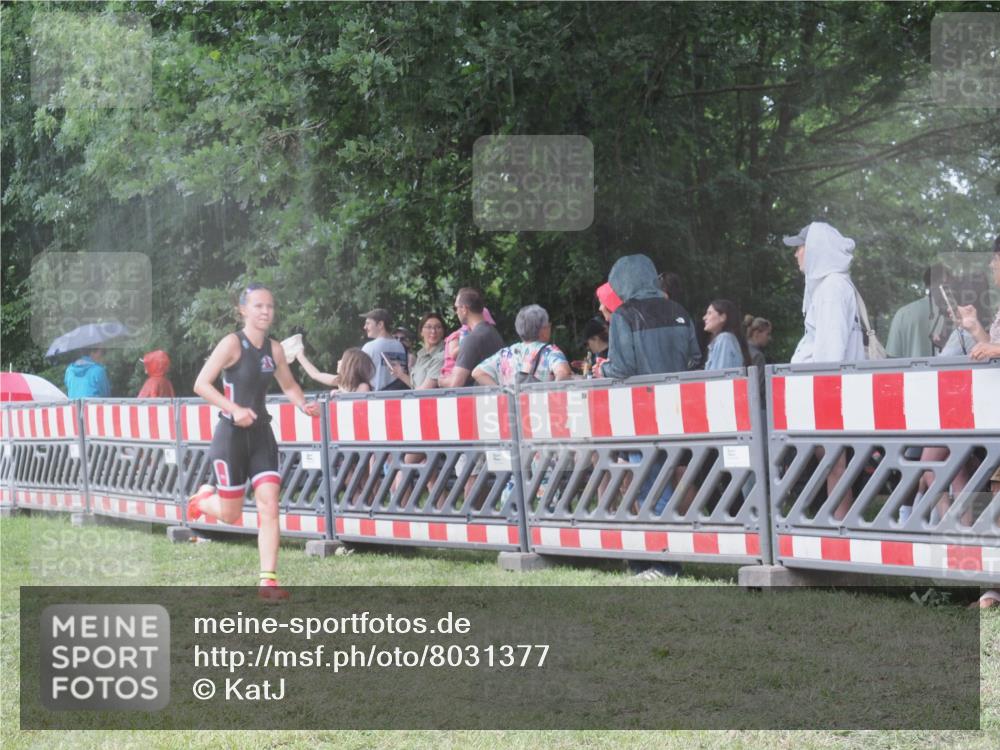 21.06.2025 - 27. Vierlanden-Triathlon KatJ http://msf.ph/oto/8031377 15.06.2025 13:40:27 Ziel 904, 1089 meine-sportfotos.de