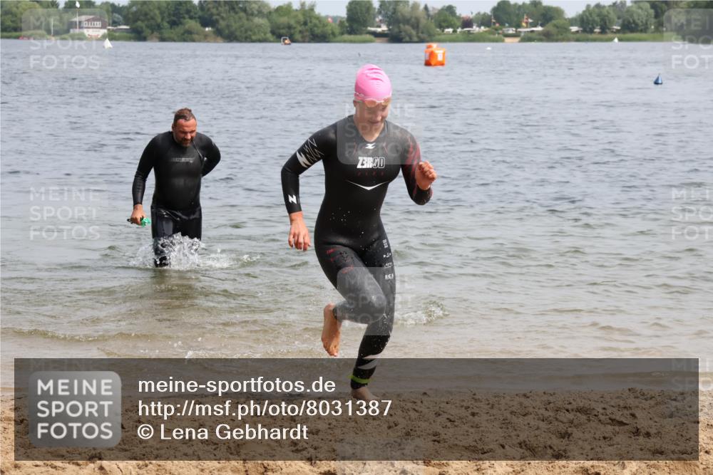 15.06.2025 - 27. Vierlanden-Triathlon Lena Gebhardt http://msf.ph/oto/8031387 15.06.2025 11:10:35 Schwimmen 770, 772, 953 meine-sportfotos.de