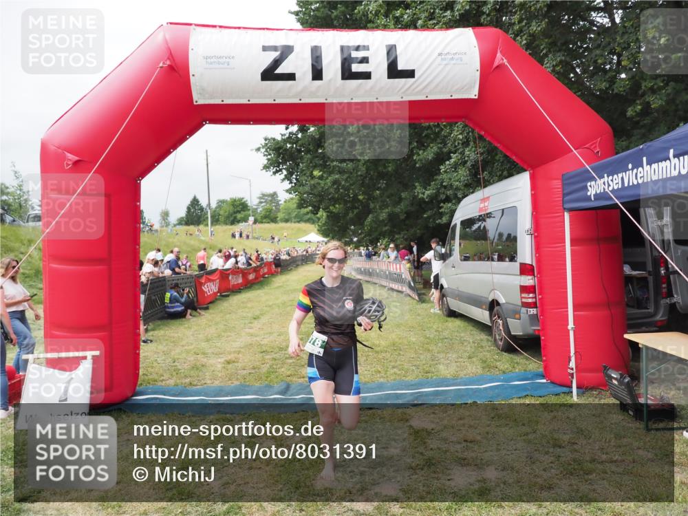 21.06.2025 - 27. Vierlanden-Triathlon MichiJ http://msf.ph/oto/8031391 15.06.2026 12:44:16 Ziel 978 meine-sportfotos.de