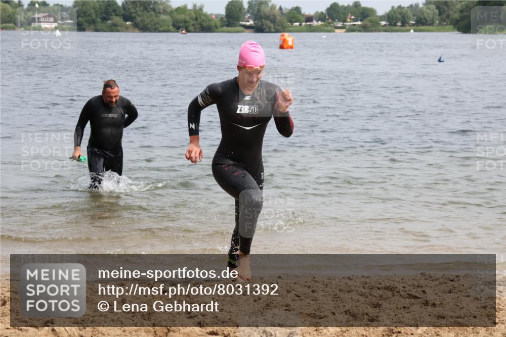 15.06.2025 - 27. Vierlanden-Triathlon Lena Gebhardt http://msf.ph/oto/8031392 15.06.2025 11:10:35 Schwimmen 770, 772, 953 meine-sportfotos.de