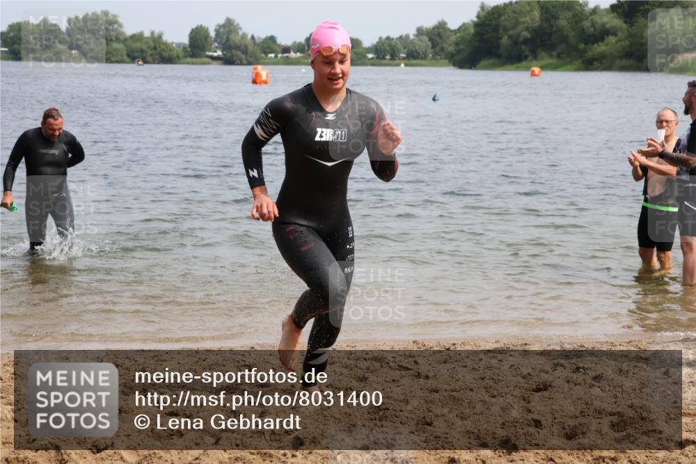 15.06.2025 - 27. Vierlanden-Triathlon Lena Gebhardt http://msf.ph/oto/8031400 15.06.2025 11:10:36 Schwimmen 770, 772, 953 meine-sportfotos.de