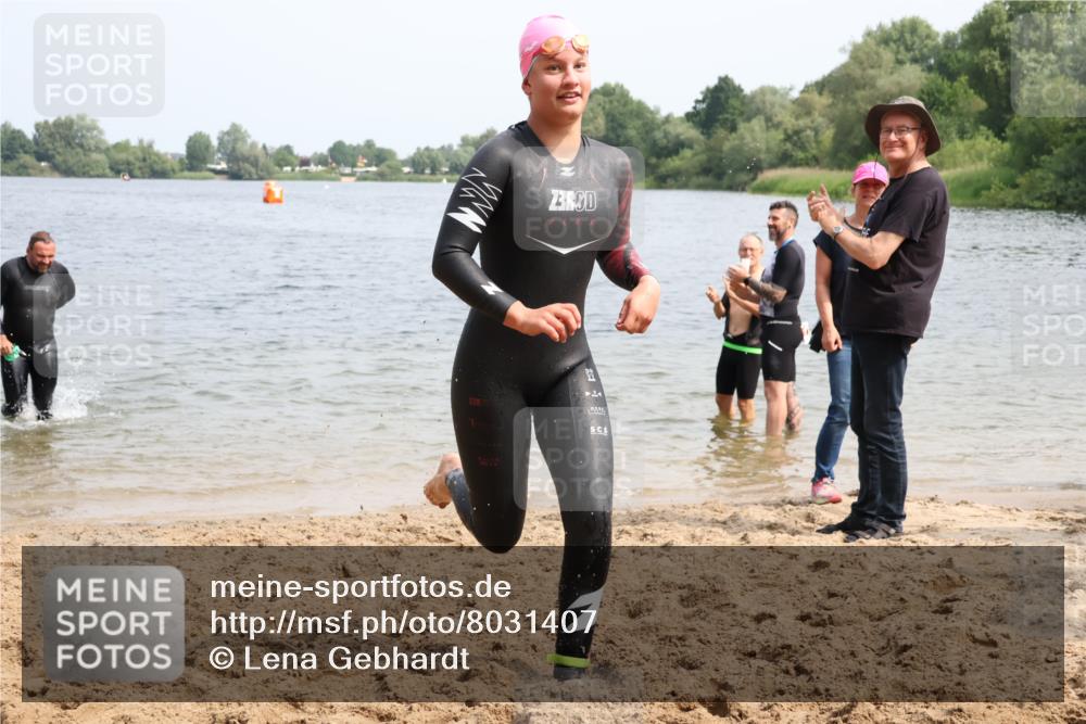 15.06.2025 - 27. Vierlanden-Triathlon Lena Gebhardt http://msf.ph/oto/8031407 15.06.2025 11:10:36 Schwimmen 770, 772, 953 meine-sportfotos.de
