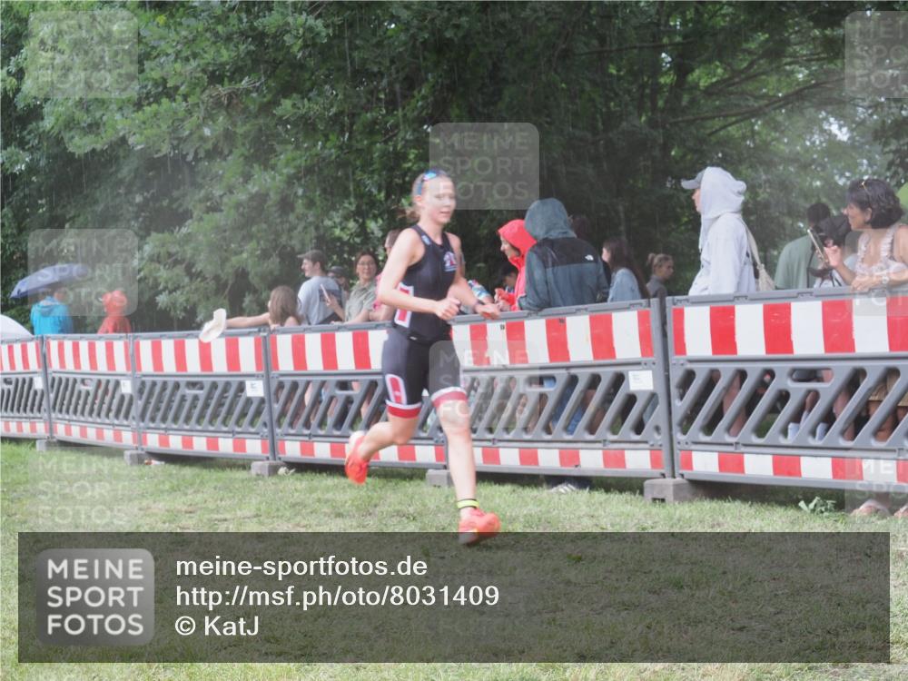 21.06.2025 - 27. Vierlanden-Triathlon KatJ http://msf.ph/oto/8031409 15.06.2025 13:40:28 Ziel 904, 1089 meine-sportfotos.de