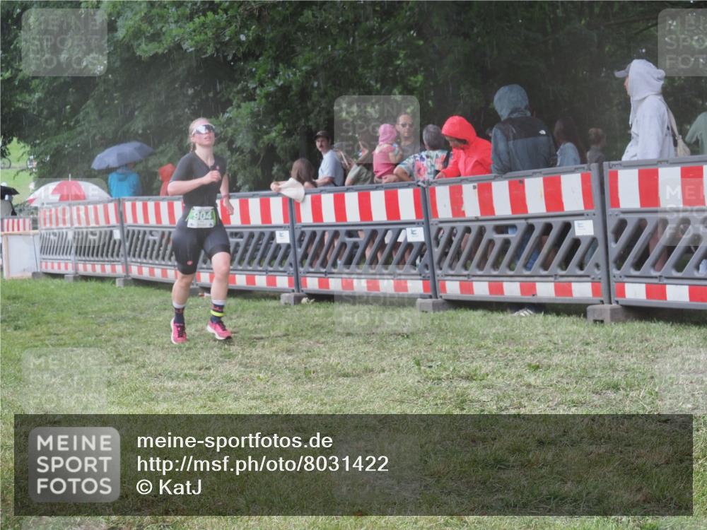 21.06.2025 - 27. Vierlanden-Triathlon KatJ http://msf.ph/oto/8031422 15.06.2025 13:40:30 Ziel 904 meine-sportfotos.de