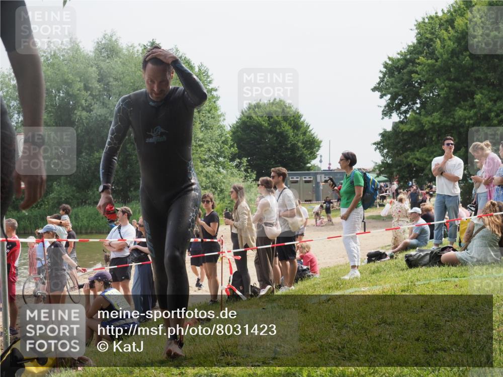 15.06.2025 - 27. Vierlanden-Triathlon KatJ http://msf.ph/oto/8031423 15.06.2025 11:09:42 Schwimmen 783, 856 meine-sportfotos.de