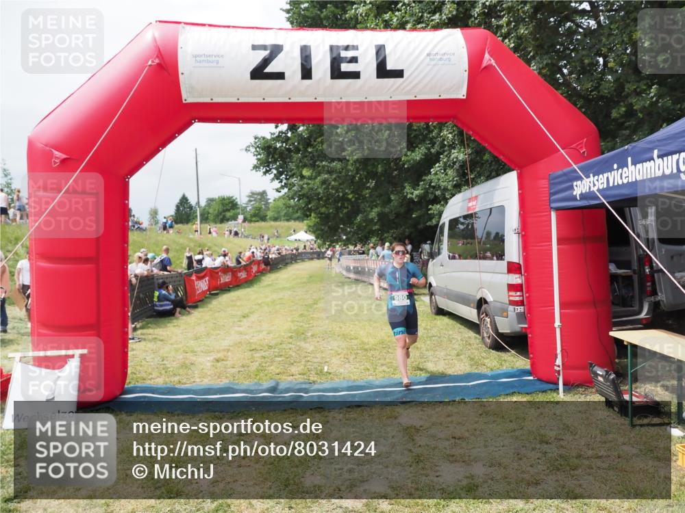 21.06.2025 - 27. Vierlanden-Triathlon MichiJ http://msf.ph/oto/8031424 15.06.2026 12:44:43 Ziel 980 meine-sportfotos.de