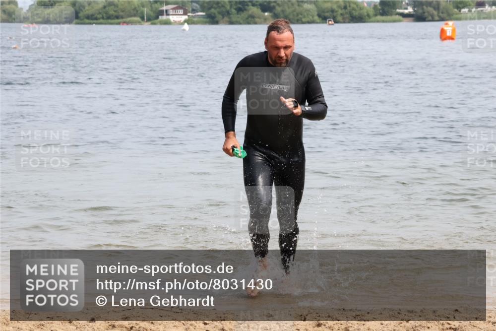 15.06.2025 - 27. Vierlanden-Triathlon Lena Gebhardt http://msf.ph/oto/8031430 15.06.2025 11:10:40 Schwimmen 770, 772, 832, 953 meine-sportfotos.de