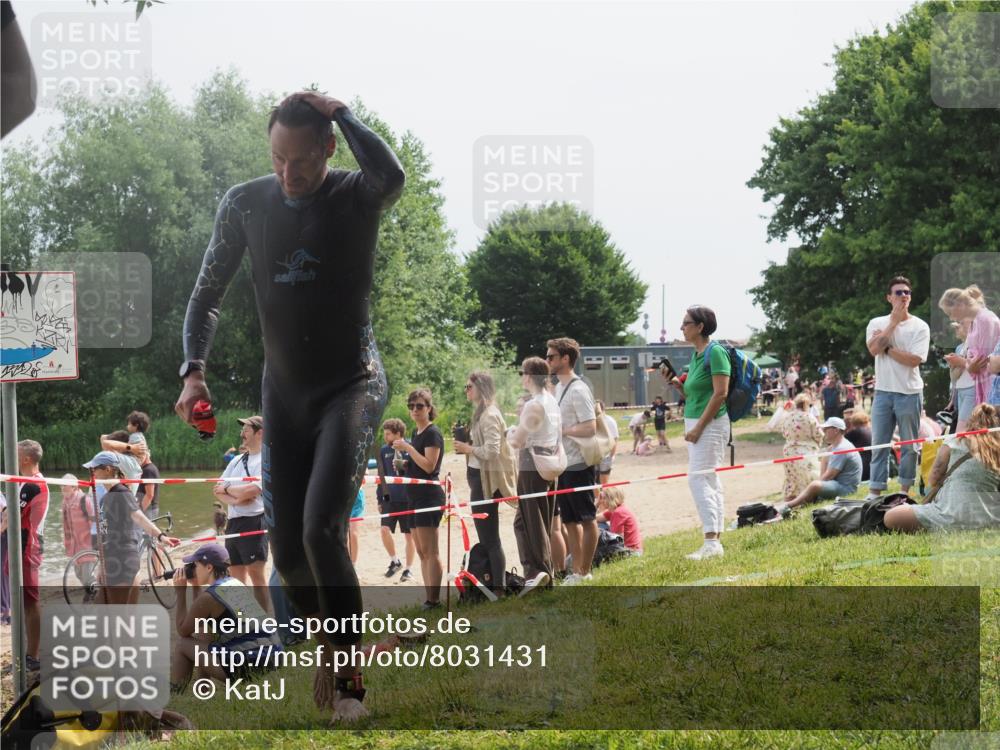 15.06.2025 - 27. Vierlanden-Triathlon KatJ http://msf.ph/oto/8031431 15.06.2025 11:09:42 Schwimmen 783, 856 meine-sportfotos.de