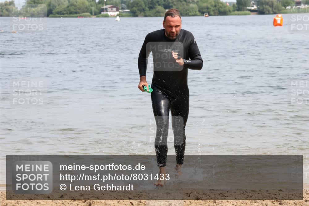 15.06.2025 - 27. Vierlanden-Triathlon Lena Gebhardt http://msf.ph/oto/8031433 15.06.2025 11:10:40 Schwimmen 770, 772, 832, 953 meine-sportfotos.de