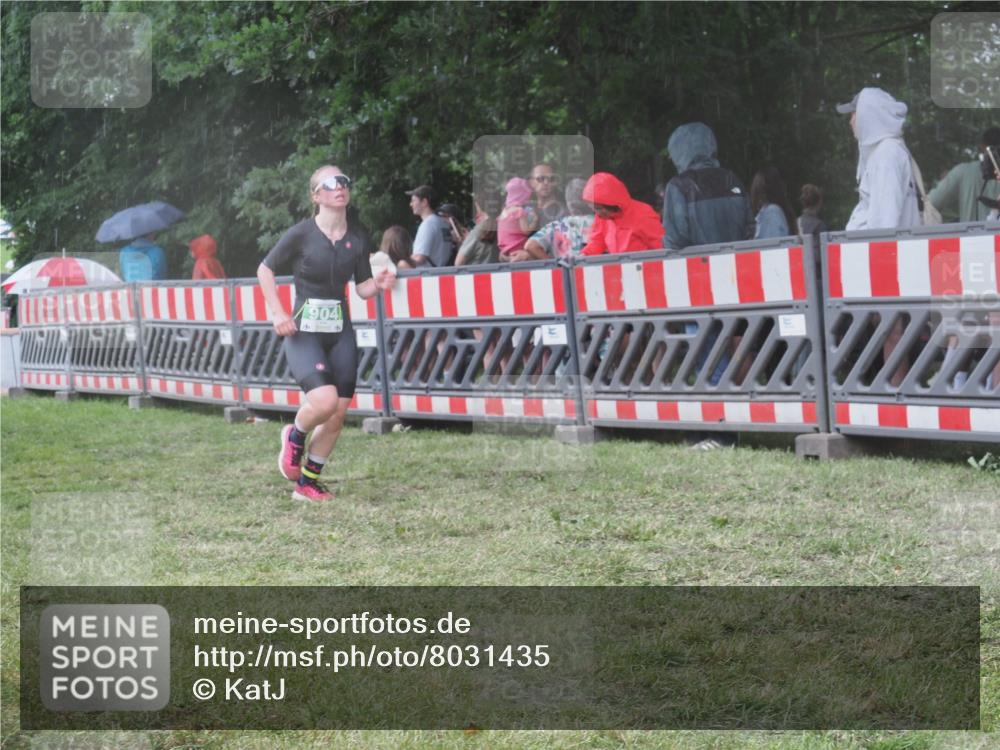 21.06.2025 - 27. Vierlanden-Triathlon KatJ http://msf.ph/oto/8031435 15.06.2025 13:40:30 Ziel 904 meine-sportfotos.de