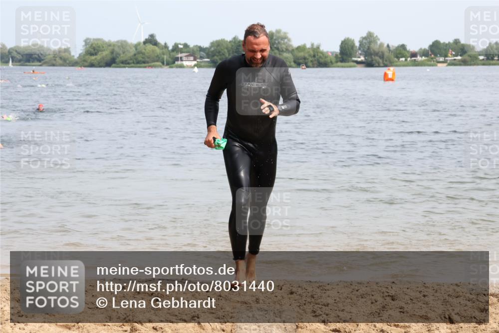 15.06.2025 - 27. Vierlanden-Triathlon Lena Gebhardt http://msf.ph/oto/8031440 15.06.2025 11:10:41 Schwimmen 770, 772, 832, 953 meine-sportfotos.de