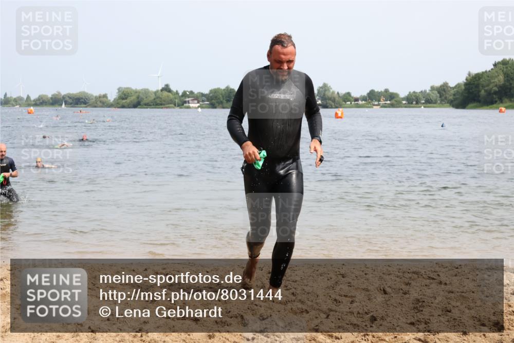 15.06.2025 - 27. Vierlanden-Triathlon Lena Gebhardt http://msf.ph/oto/8031444 15.06.2025 11:10:42 Schwimmen 770, 832, 953 meine-sportfotos.de