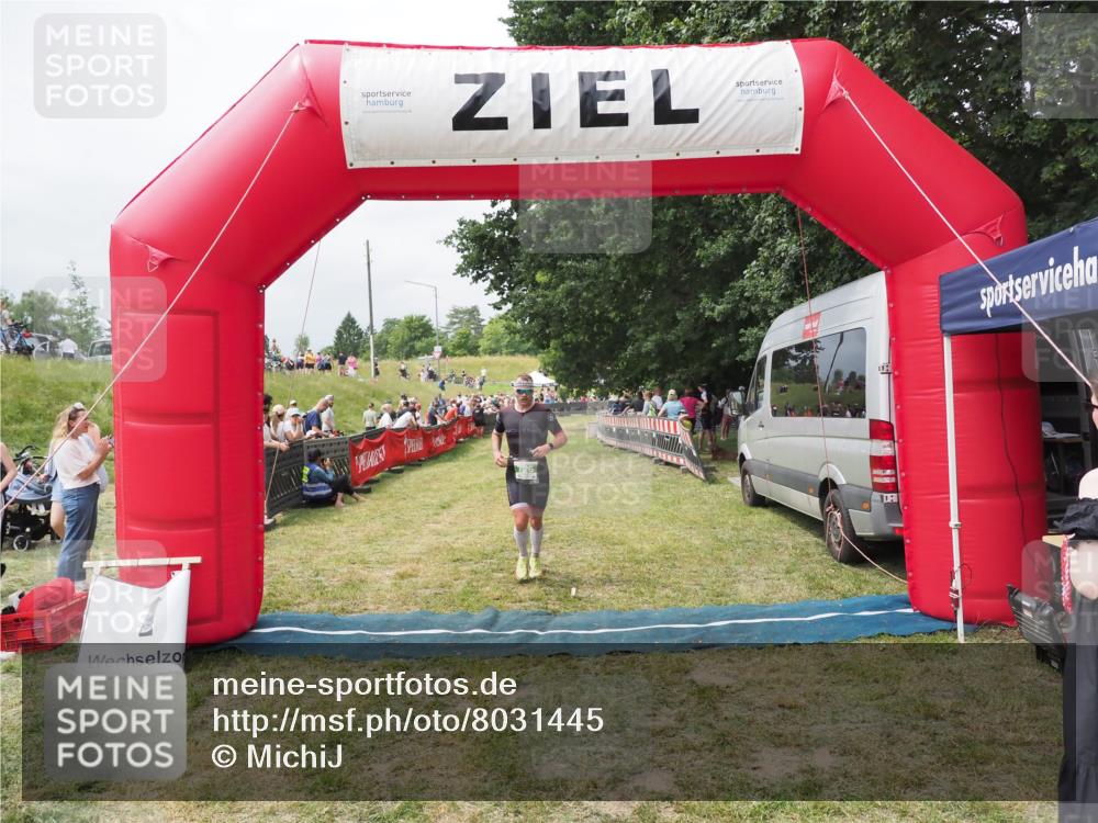 21.06.2025 - 27. Vierlanden-Triathlon MichiJ http://msf.ph/oto/8031445 15.06.2026 12:44:59 Ziel 726 meine-sportfotos.de