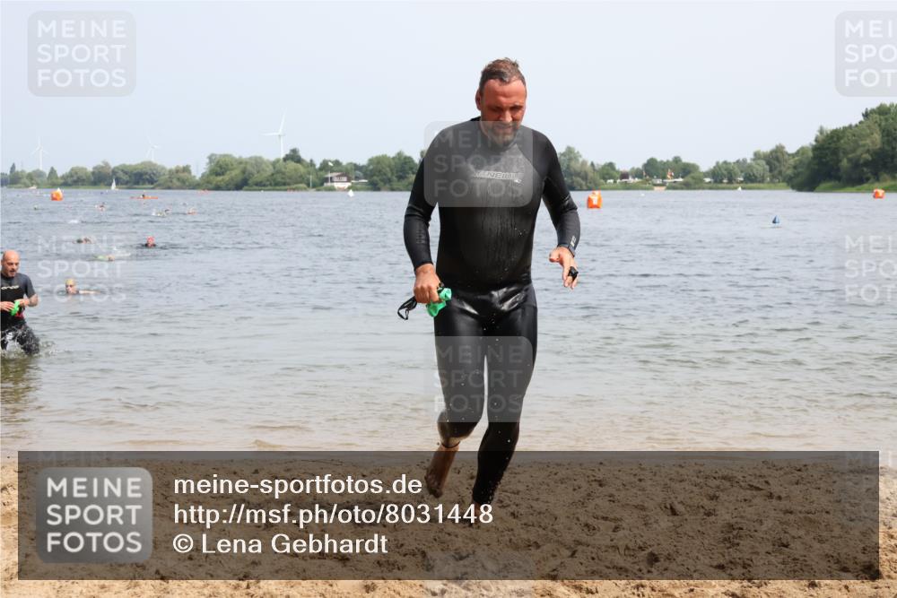 15.06.2025 - 27. Vierlanden-Triathlon Lena Gebhardt http://msf.ph/oto/8031448 15.06.2025 11:10:42 Schwimmen 770, 832, 953 meine-sportfotos.de
