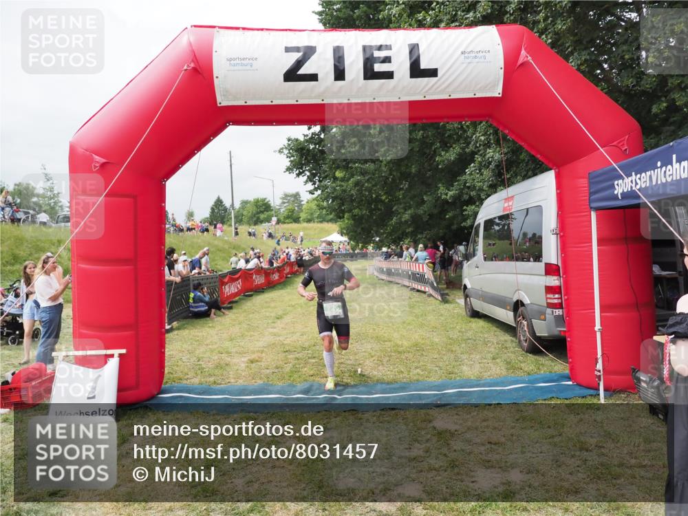 21.06.2025 - 27. Vierlanden-Triathlon MichiJ http://msf.ph/oto/8031457 15.06.2026 12:44:59 Ziel 726 meine-sportfotos.de