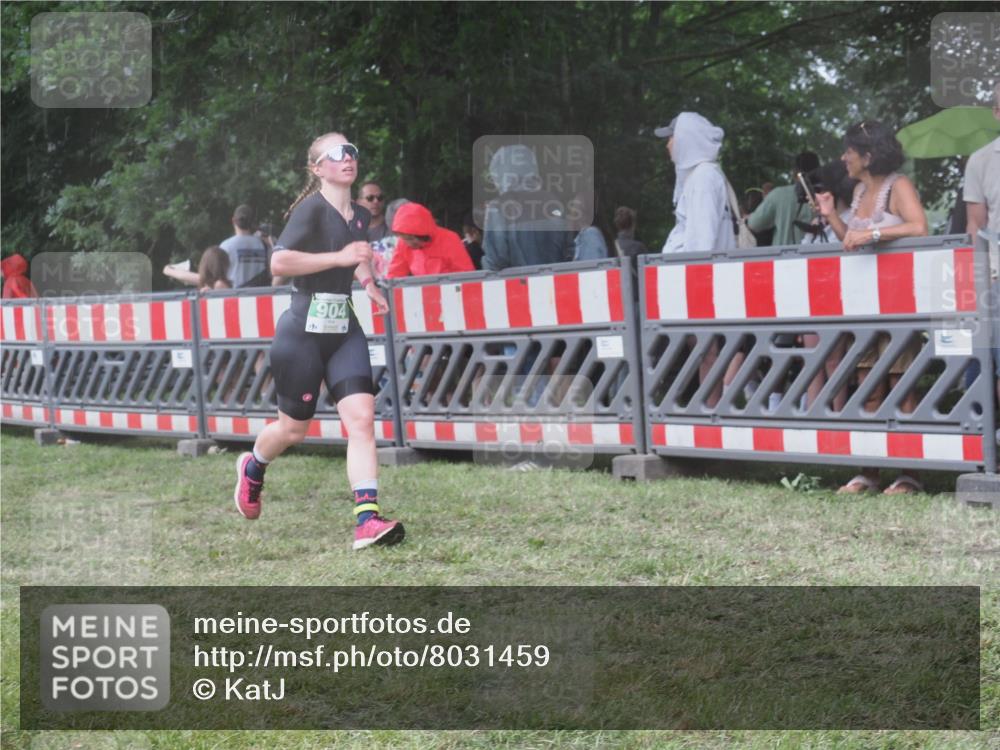 21.06.2025 - 27. Vierlanden-Triathlon KatJ http://msf.ph/oto/8031459 15.06.2025 13:40:30 Ziel 904 meine-sportfotos.de