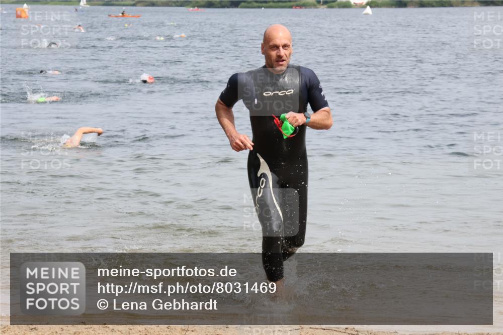 15.06.2025 - 27. Vierlanden-Triathlon Lena Gebhardt http://msf.ph/oto/8031469 15.06.2025 11:10:46 Schwimmen 770, 832 meine-sportfotos.de