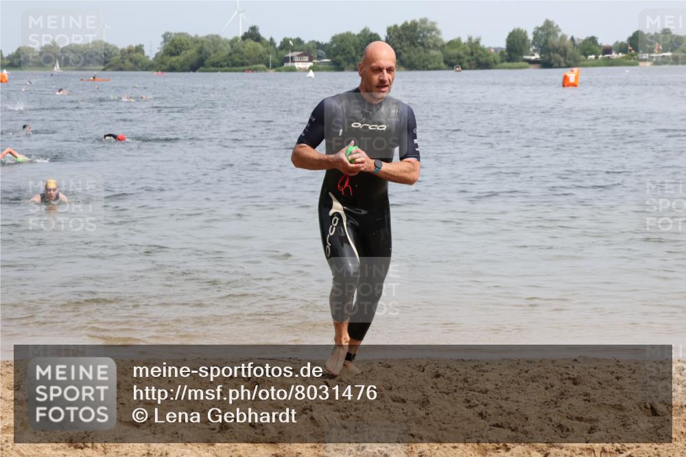 15.06.2025 - 27. Vierlanden-Triathlon Lena Gebhardt http://msf.ph/oto/8031476 15.06.2025 11:10:48 Schwimmen 770, 832 meine-sportfotos.de
