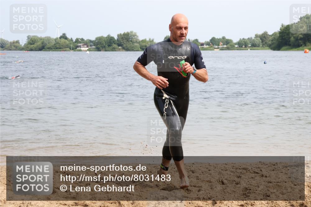 15.06.2025 - 27. Vierlanden-Triathlon Lena Gebhardt http://msf.ph/oto/8031483 15.06.2025 11:10:48 Schwimmen 770, 832 meine-sportfotos.de