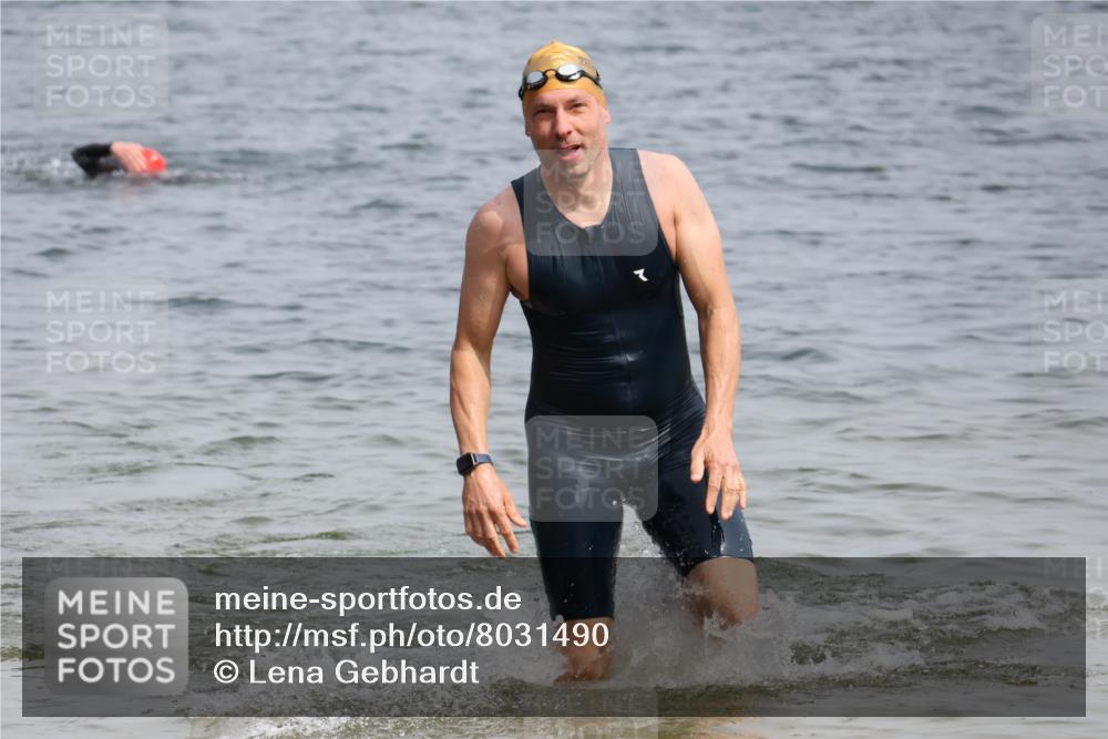 15.06.2025 - 27. Vierlanden-Triathlon Lena Gebhardt http://msf.ph/oto/8031490 15.06.2025 11:10:56 Schwimmen 832, 861, 947 meine-sportfotos.de