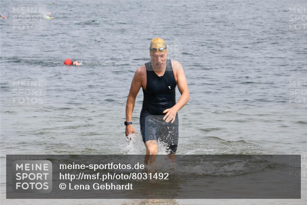 15.06.2025 - 27. Vierlanden-Triathlon Lena Gebhardt http://msf.ph/oto/8031492 15.06.2025 11:10:57 Schwimmen 832, 861, 947 meine-sportfotos.de