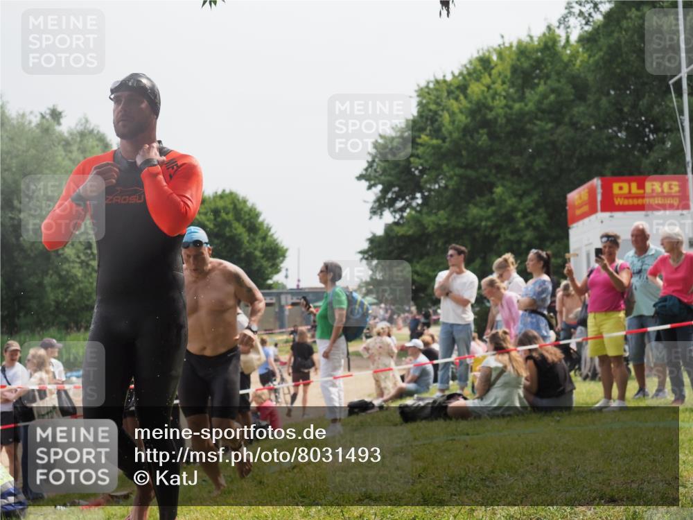 15.06.2025 - 27. Vierlanden-Triathlon KatJ http://msf.ph/oto/8031493 15.06.2025 11:09:56 Schwimmen 745, 784, 786 meine-sportfotos.de